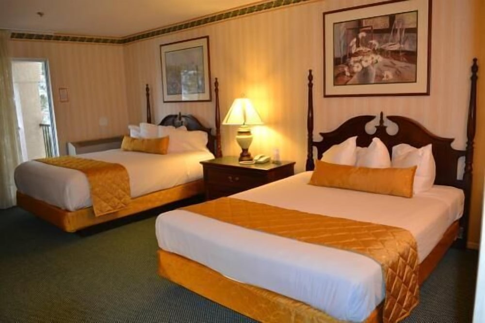 Standard Room, 2 Double Beds, Lake View photo 1