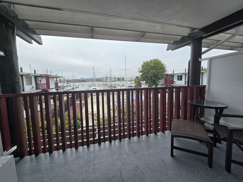Standard Room, 1 King Bed, Balcony, Pool View photo 2