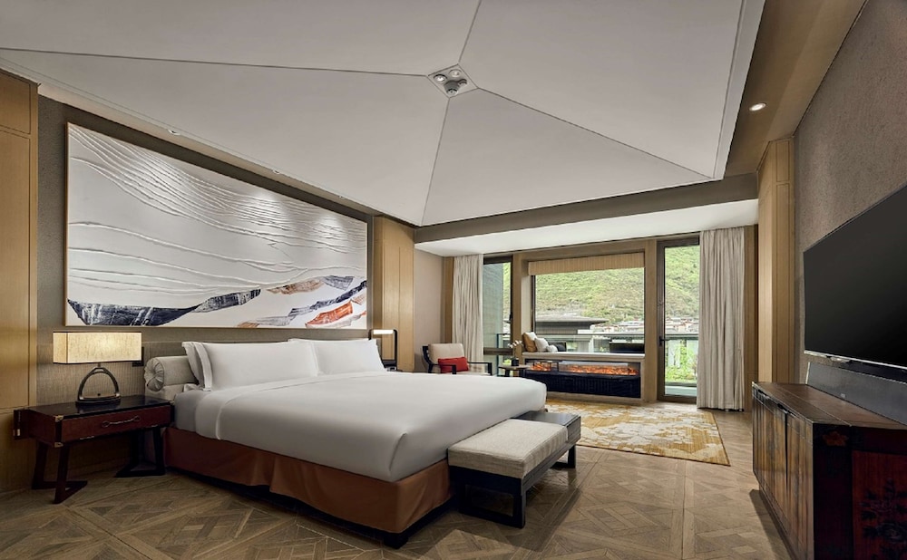 Deluxe Suite, 1 King Bed, Lake View - Photo 2