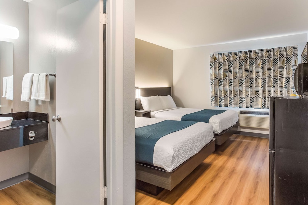 Standard Room, 2 Double Beds, Non Smoking photo 3