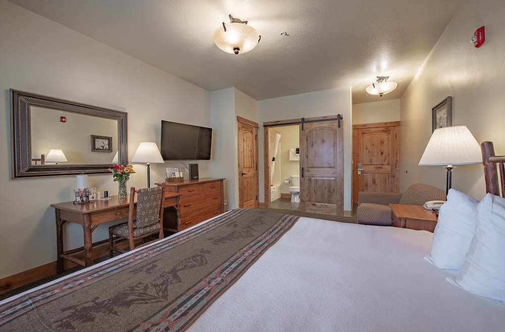 Traditional Room, 1 King Bed with Sofa bed photo 3