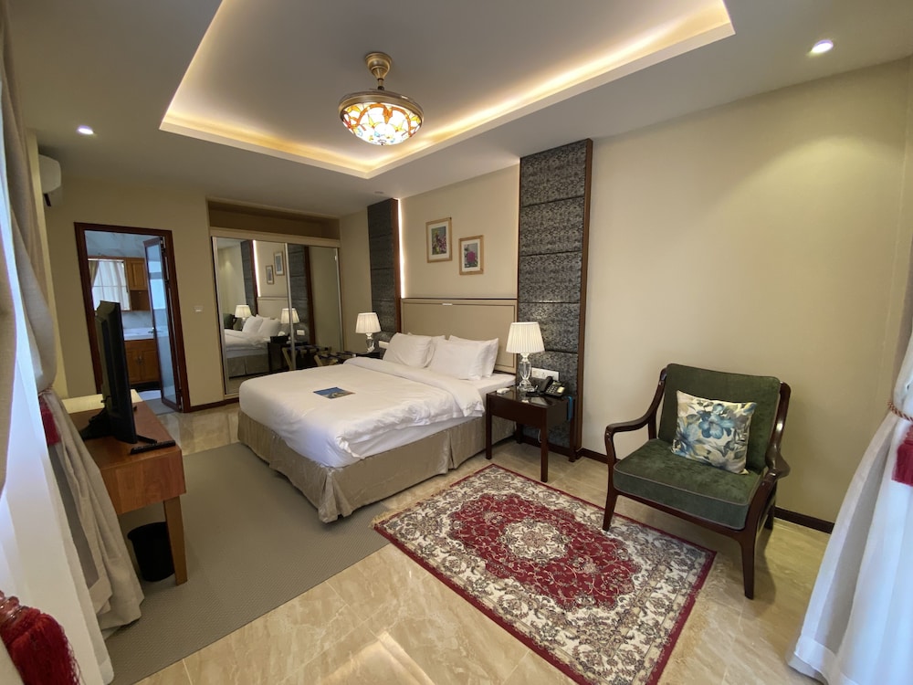 Standard Room, 1 Queen Bed, Garden View