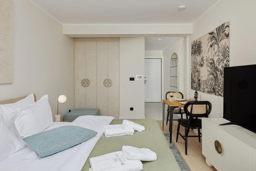 STUDIO APARTMENT