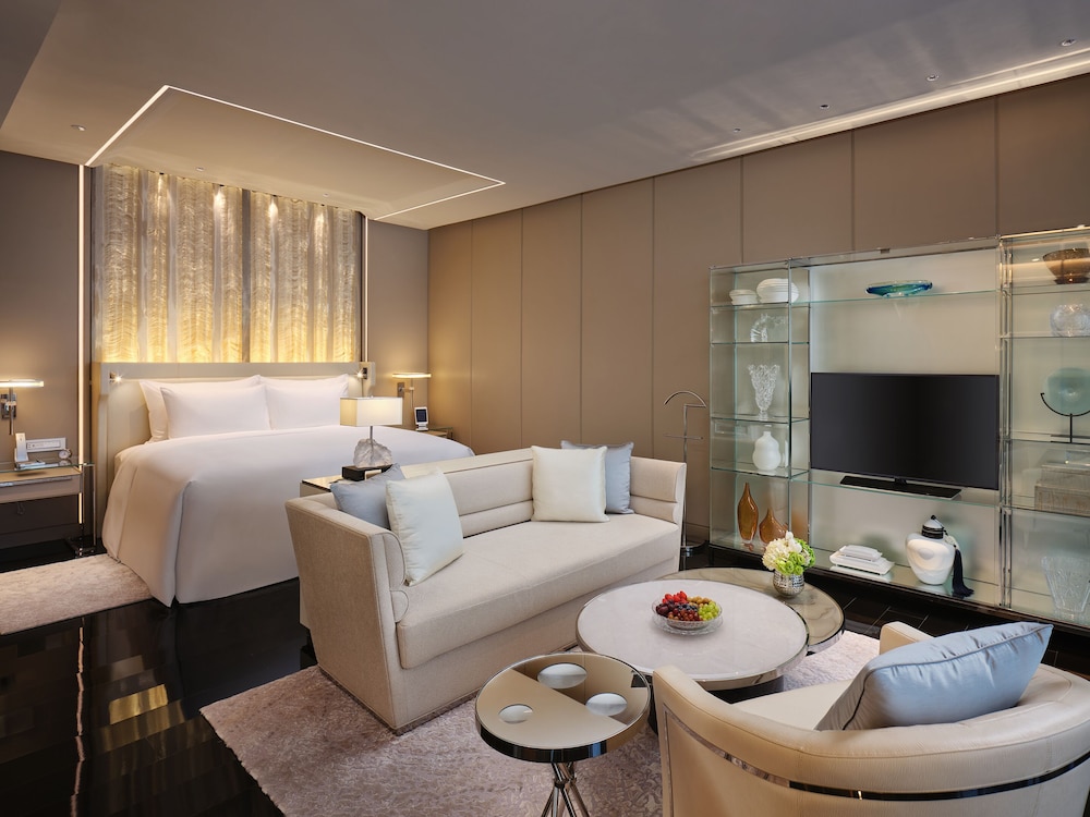Premium Stateroom King photo 1