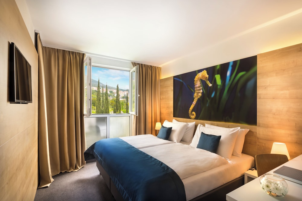 Double room with street view photo 2