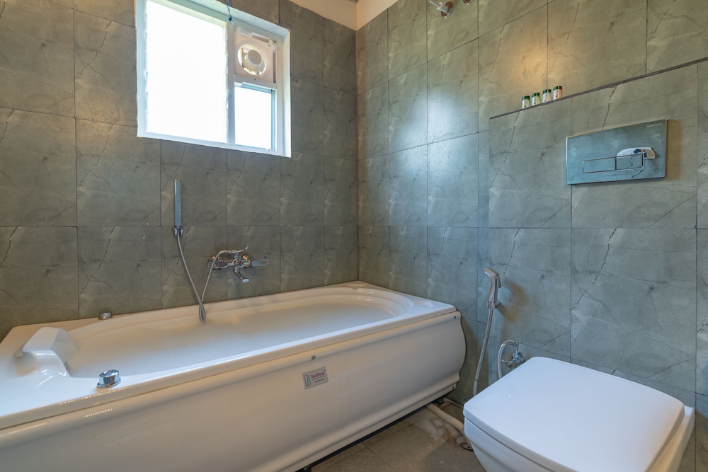 The Heliconia with Hot Bath Tub photo 2