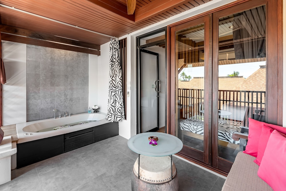 Deluxe Balcony Suite - Photo 5