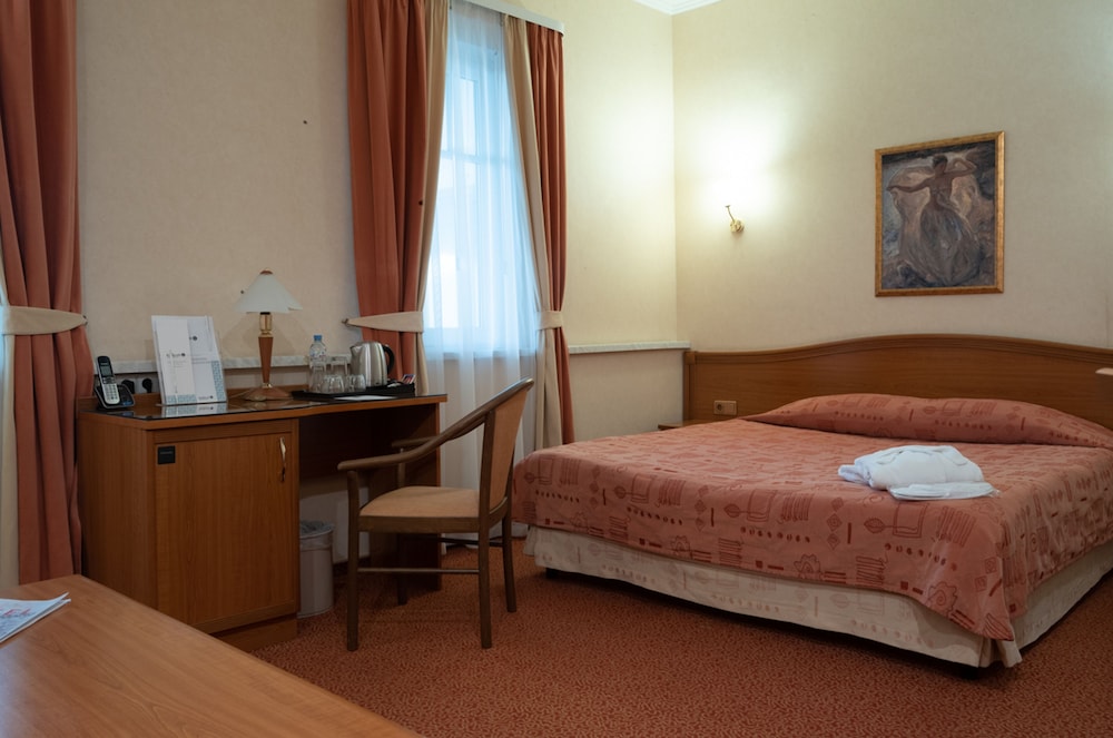 Standard Double Room ( windows to the atrium of the hotel ) photo 1