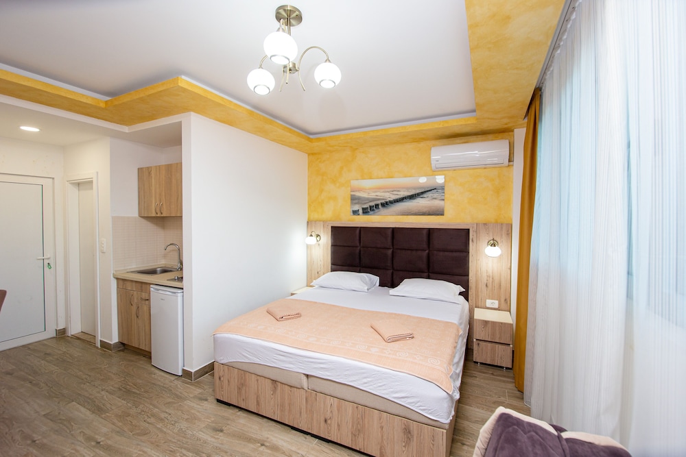 Studio, Balcony, Ground Floor (2,8,9,18)
