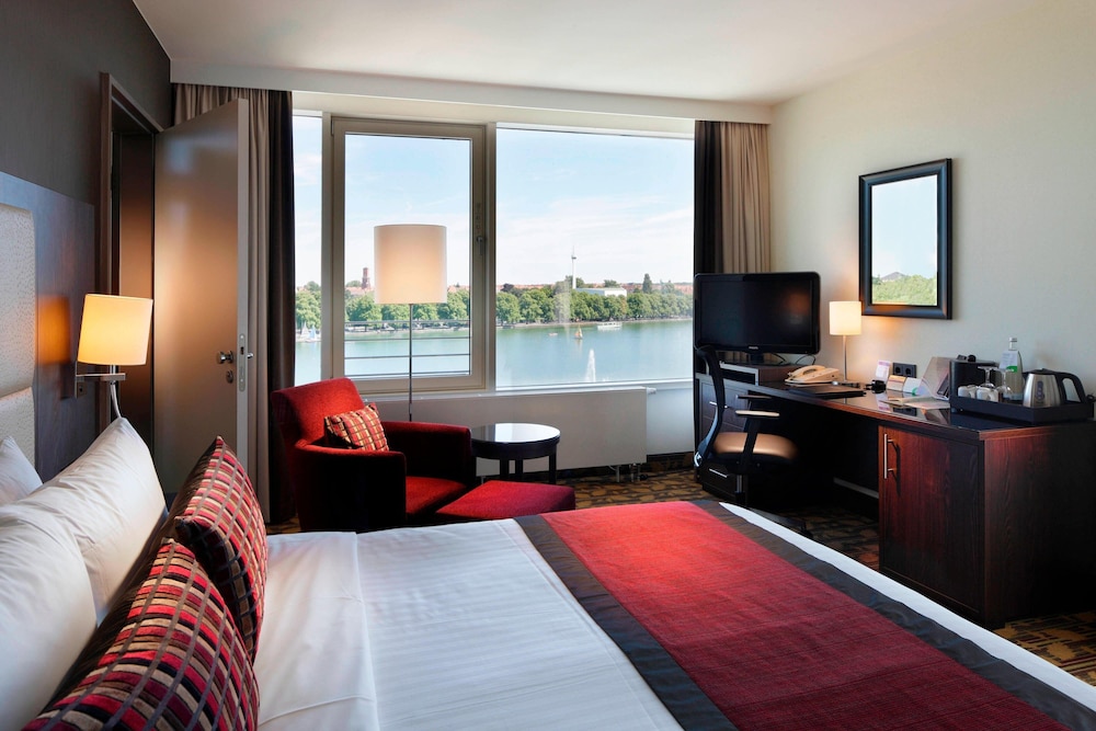 Suite, 1 King Bed, Lake View - Photo 1