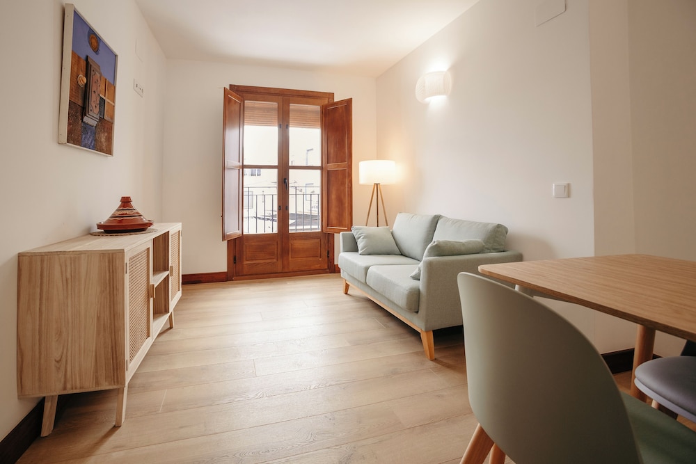 Comfort Room, Balcony, City View