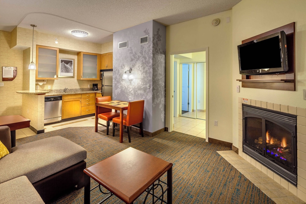 Suite, Large 1 Bedroom - Photo 2