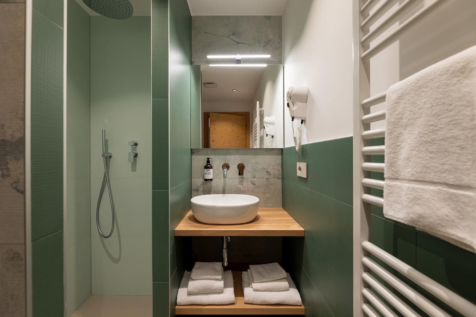 Deluxe Double Room with Balcony - Photo 4