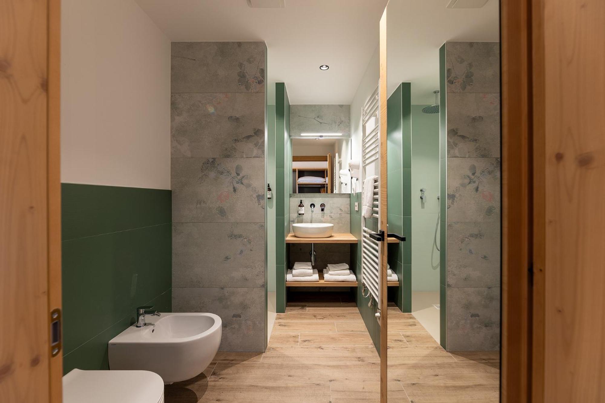 Deluxe Double Room with Balcony - Photo 7