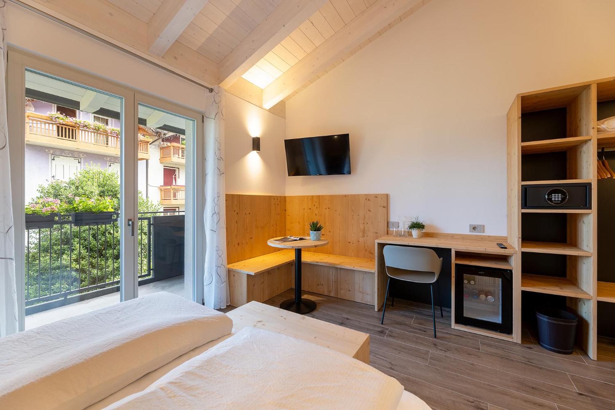 Deluxe Double Room with Balcony - Photo 8