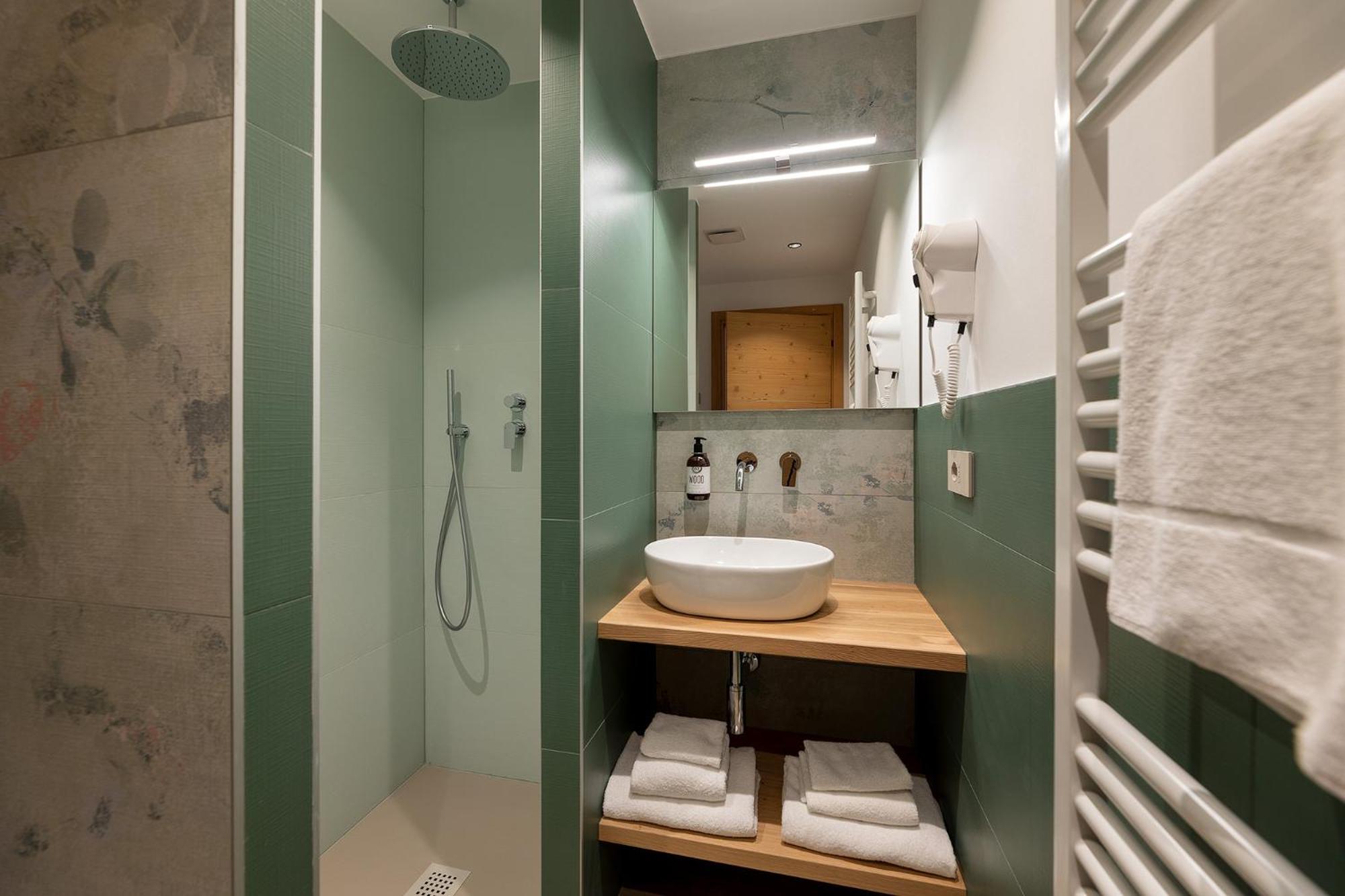 Deluxe Double Room with Balcony - Photo 9