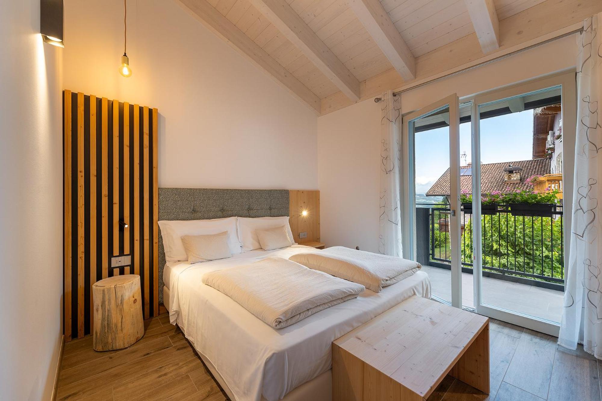 Deluxe Double Room with Balcony - Photo 11