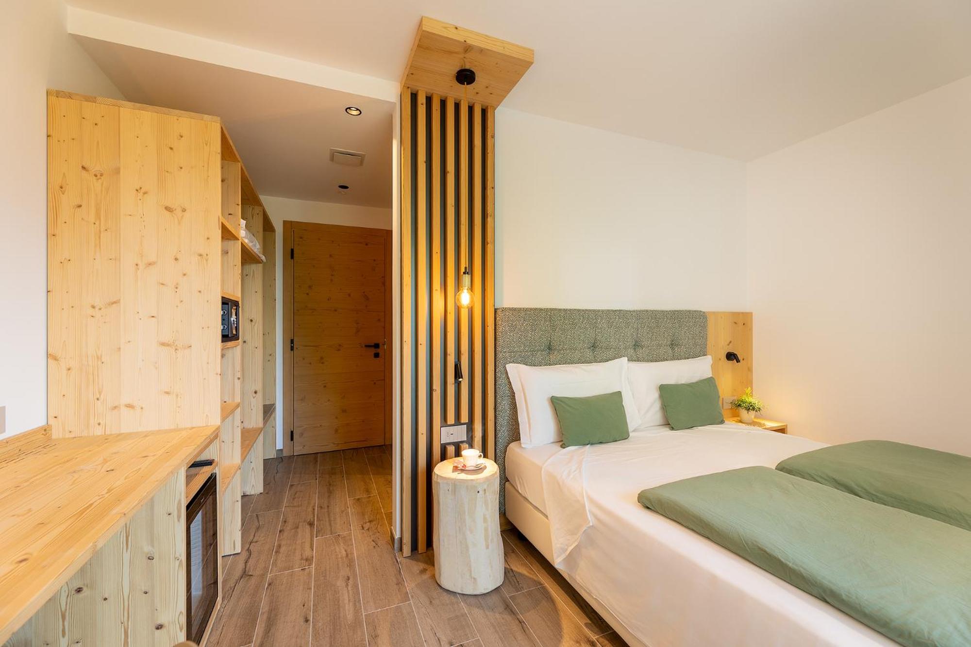Queen Room with Balcony - Photo 2