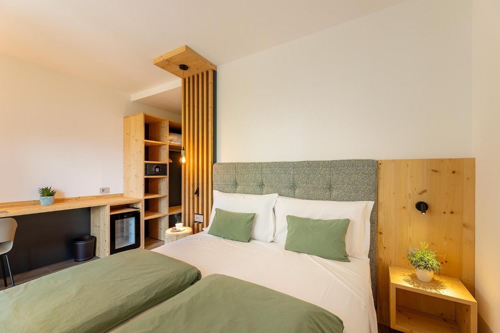 Queen Room with Balcony - Photo 3