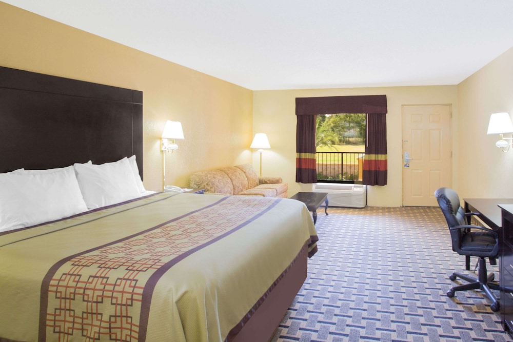 Suite, 1 King Bed, Non Smoking - Photo 1