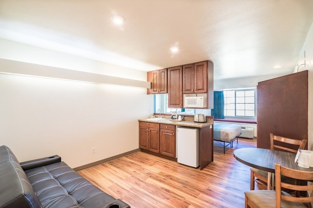 Deluxe Suite, 1 Queen Bed, Non Smoking, Refrigerator & Microwave photo 2