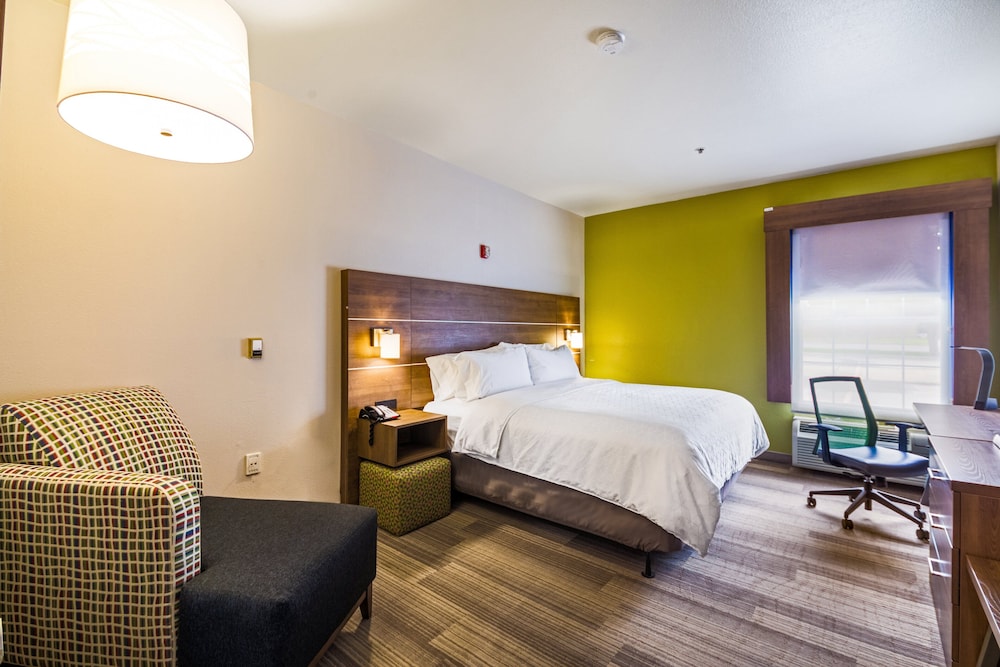 Standard Room, 1 King Bed, Accessible (Commsunications, Roll-In Shower) - Photo 3