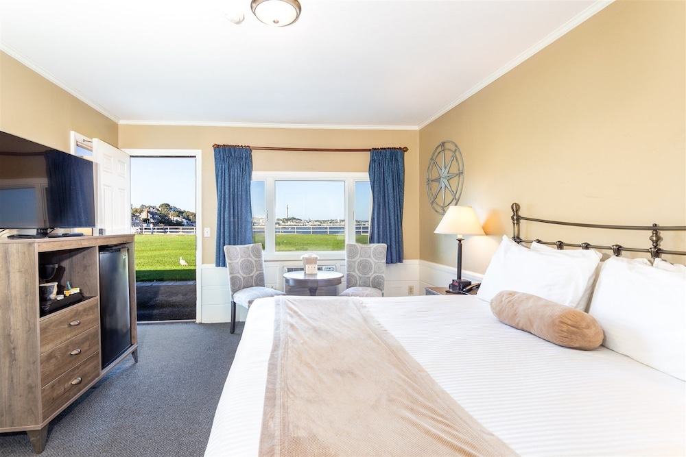 Deluxe Room, 1 King Bed, Patio, Harbor View photo 1
