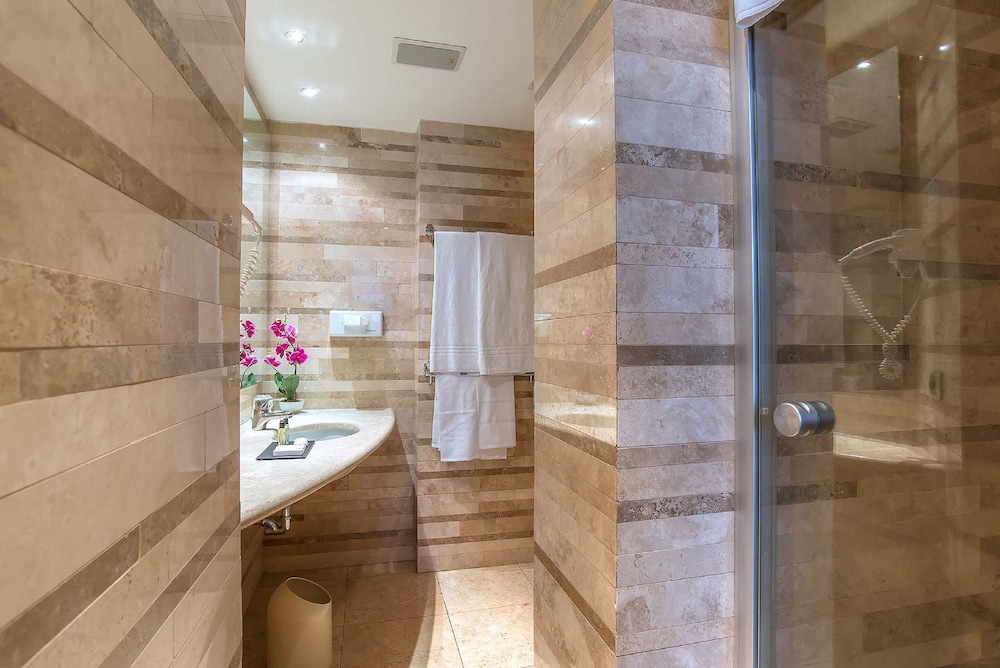 Superior Triple Room thumbnail 5