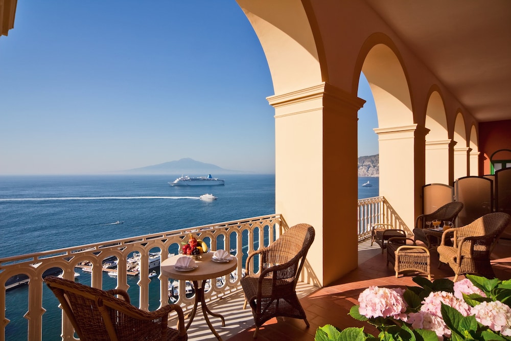 Deluxe Suite, Sea View - Photo 5