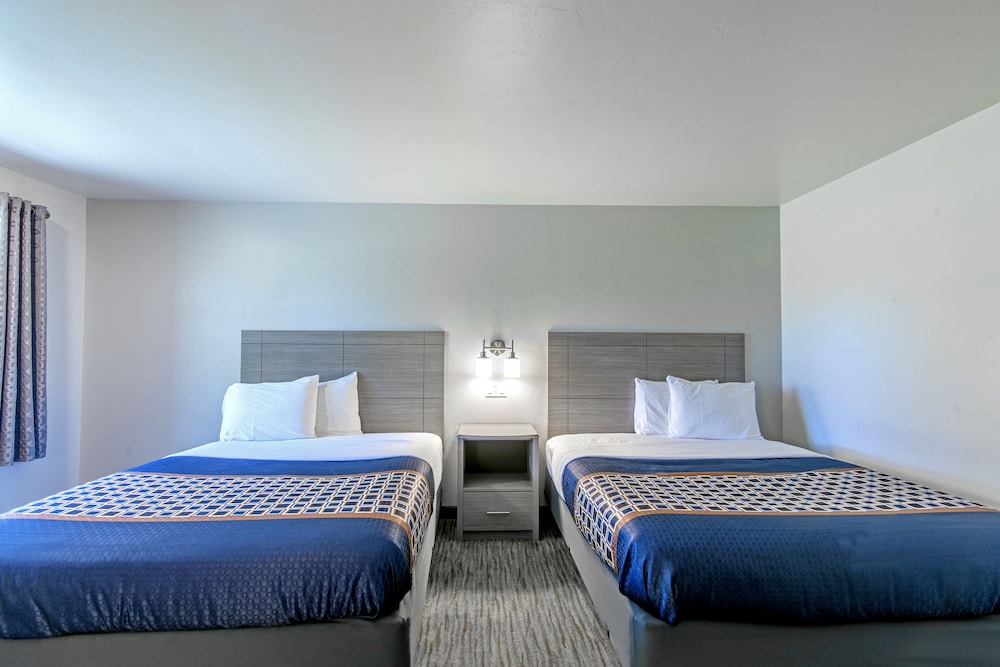 Premium Studio Suite, 2 Queen Beds, Refrigerator & Microwave, Golf View (not pet friendly) photo 2