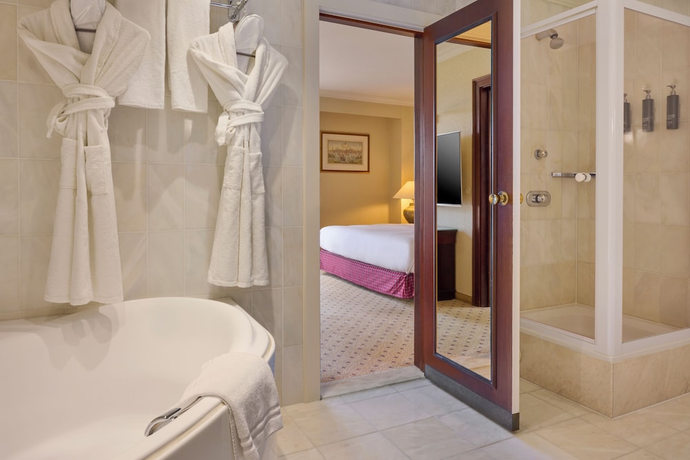 Royal Suite, 1 King Bed thumbnail 6