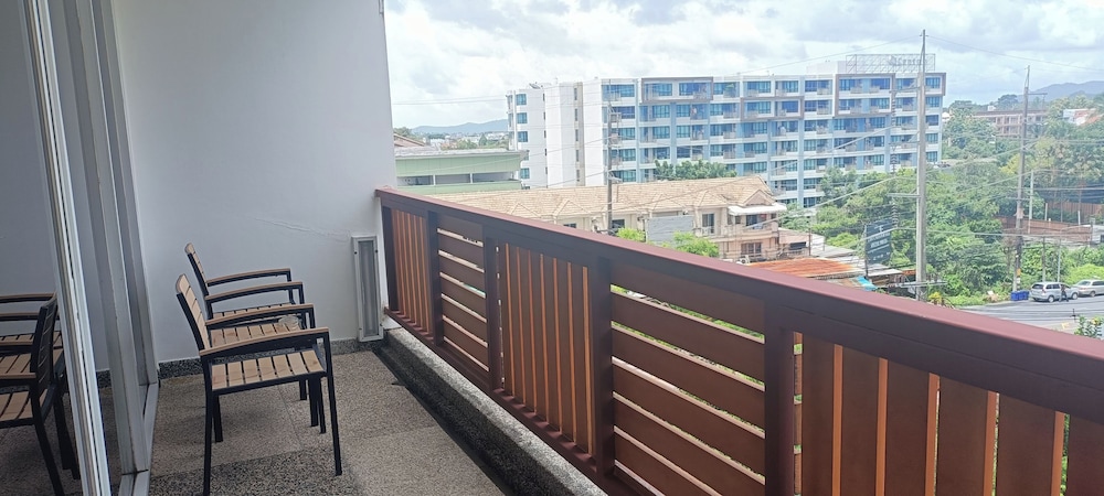 Junior Suite with Balcony - Photo 7
