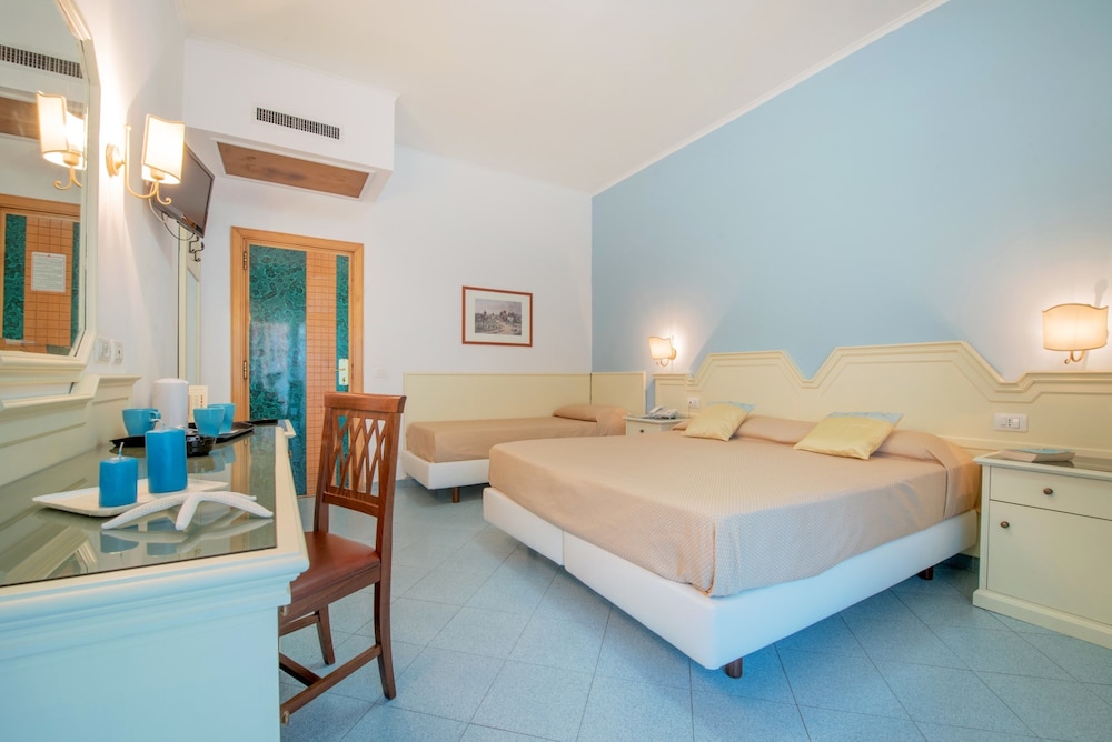 Classic Triple Room, Balcony