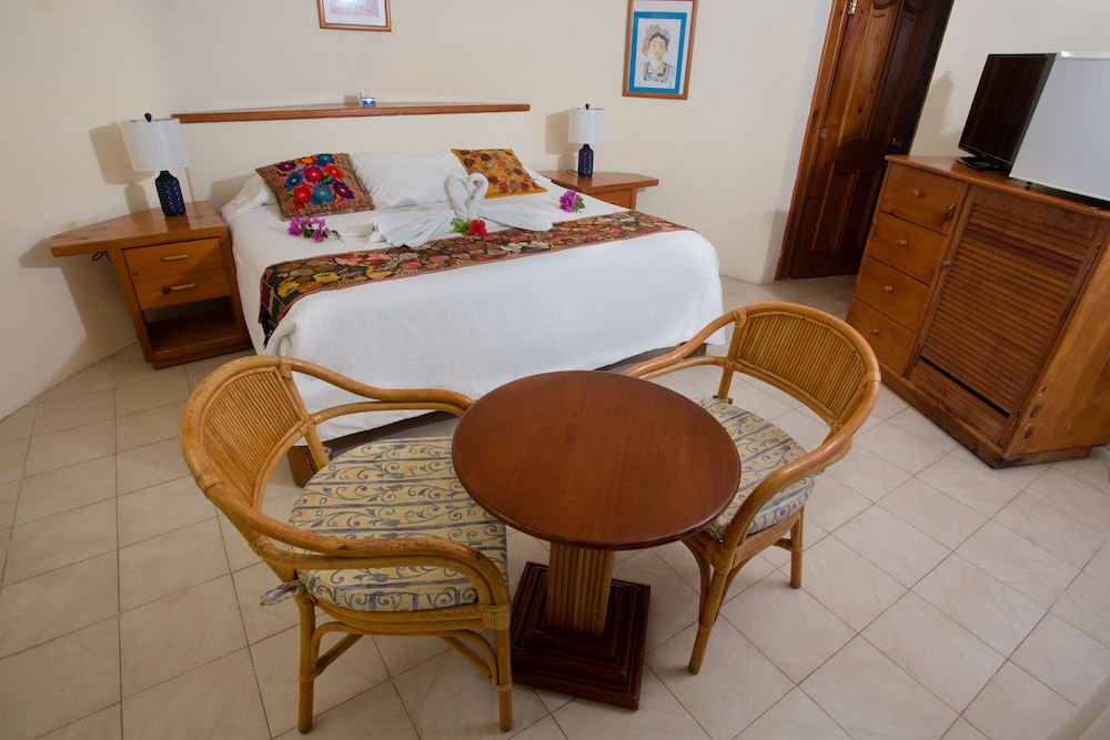 Suite, 1 King Bed, Garden View (with shared terrace) photo 3