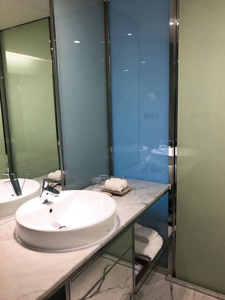 Premier King Room - Photo 8