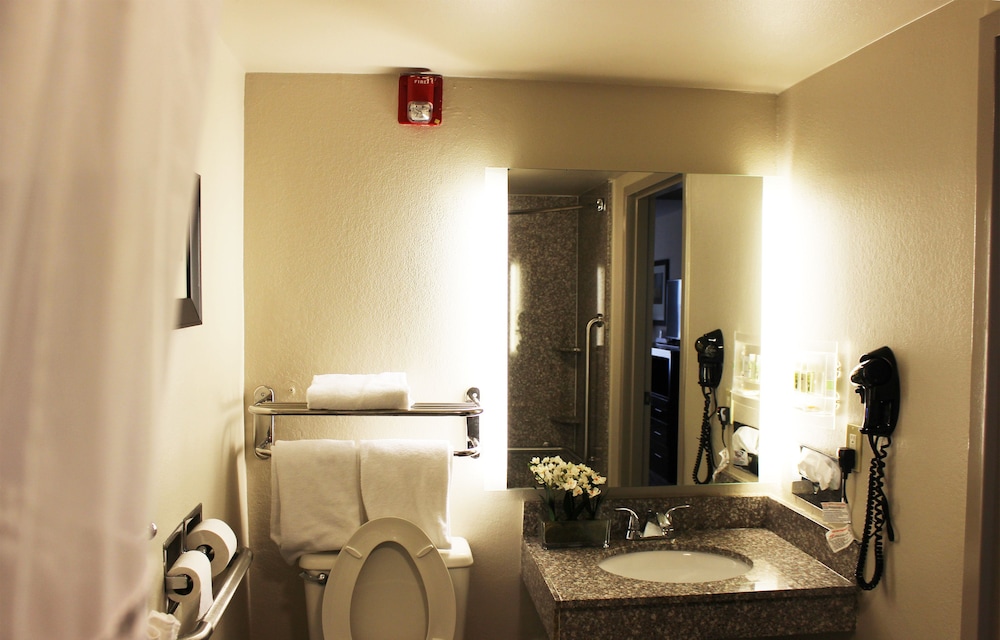 Standard Room, 2 Queen Beds - Photo 2