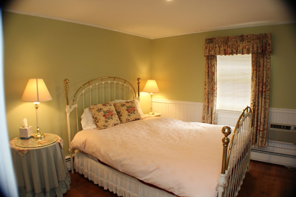 Double Room, 2 Queen Beds, Shared Bathroom photo 1
