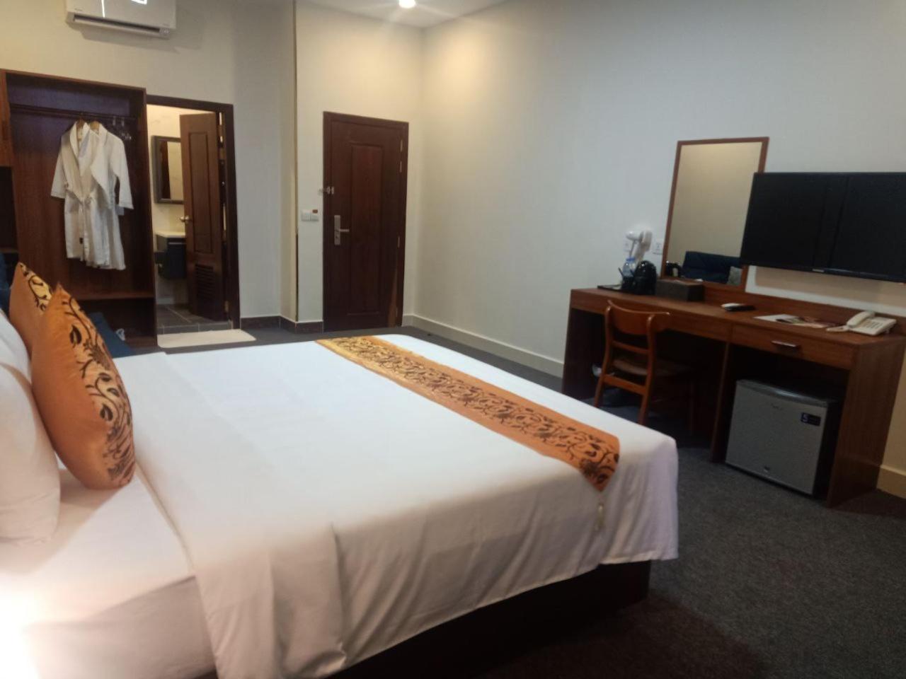 Suite with Balcony - Photo 13