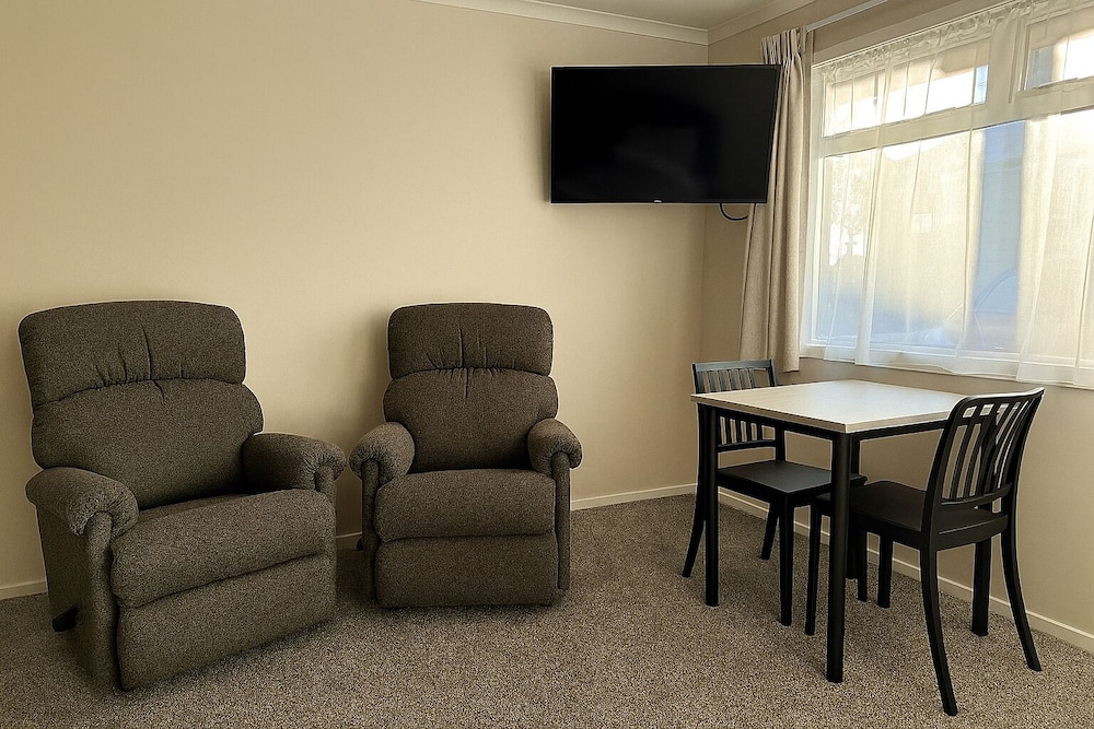 Deluxe Studio Suite, 1 Queen Bed, Spa thumbnail 6