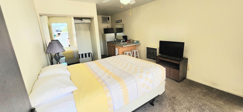 Comfort Studio, 1 Queen Bed photo 2
