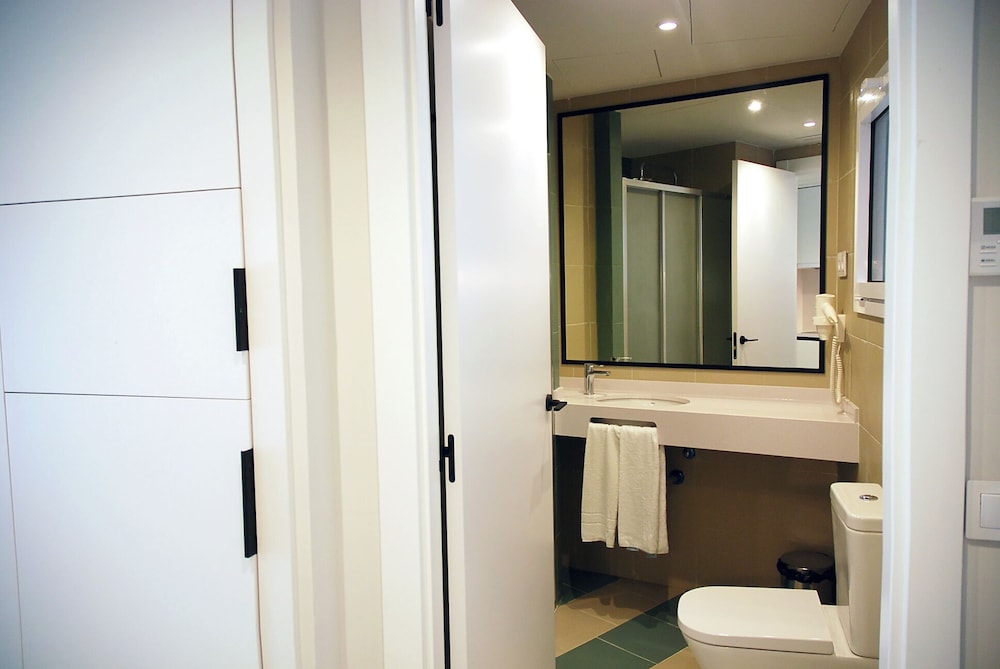 Basic Apartment - Photo 4