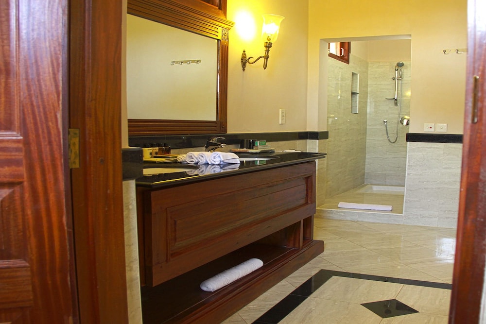 Suite - Photo 9