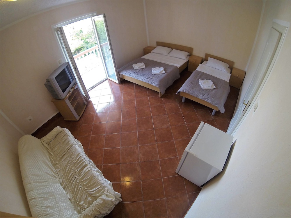 Classic Triple Room, Multiple Beds, Mountain View photo 3