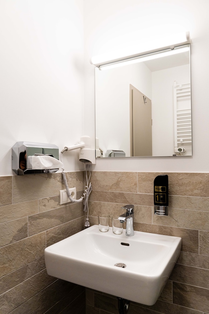 Classic Double Room, Non Smoking (201-301-401) - Photo 4