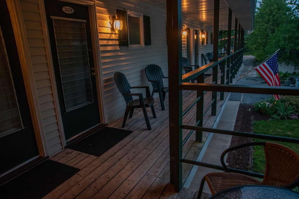Classic Room, 2 Double Beds, Pool View photo 2