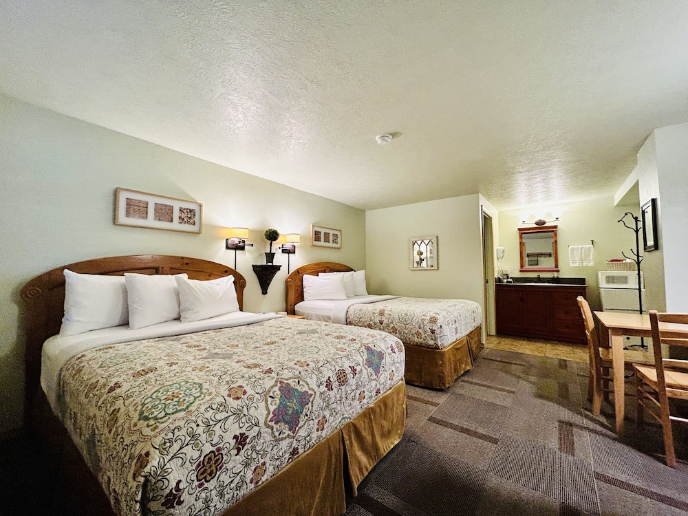 Economy Room, 2 Queen Beds, Ground Floor photo 2
