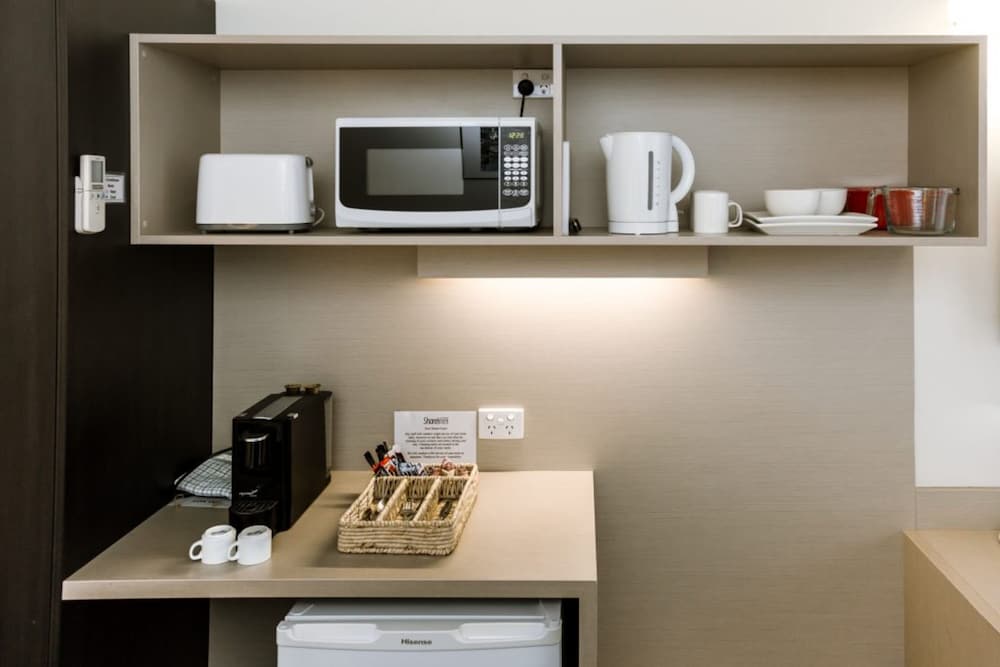 Standard Room, Non Smoking, Kitchenette (Queen + Single)