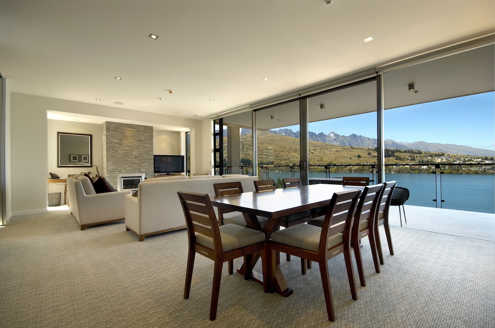 Executive Penthouse, 2 Bedrooms, Lake View thumbnail 6
