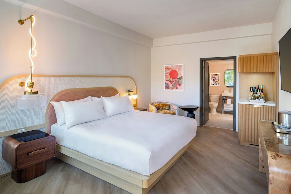 Room, 1 King Bed, Courtyard View - Photo 2