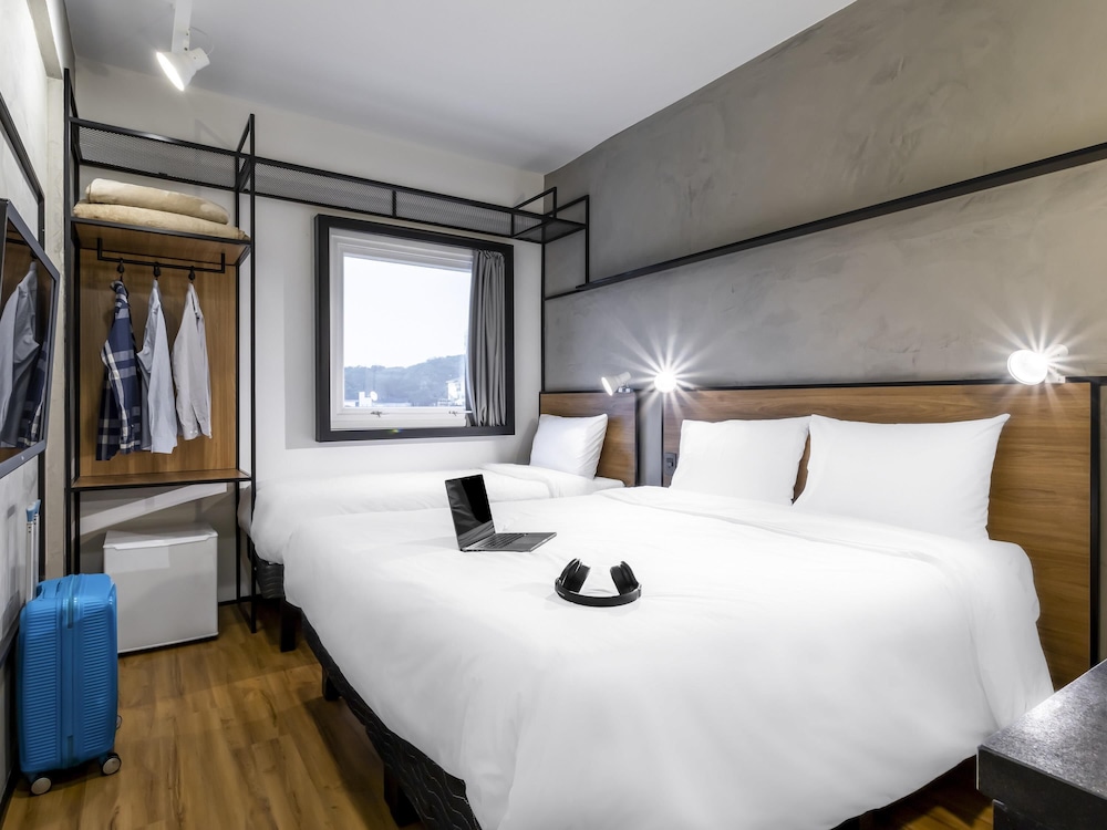Standard Room, Multiple Beds - Photo 3